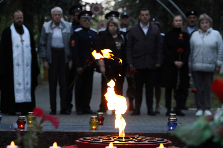 Приглашаем жителей Заокского района 22 июня в 4:00 утра к мемориалу "Вечному огонь" почтить память погибших в Великой Отечественной войне минутой молчания.. Приглашаем жителей Заокского района 22 июня в 4:00 утра к мемориалу "Вечному огонь" почтить память погибших в Великой Отечественной войне минутой молчания..